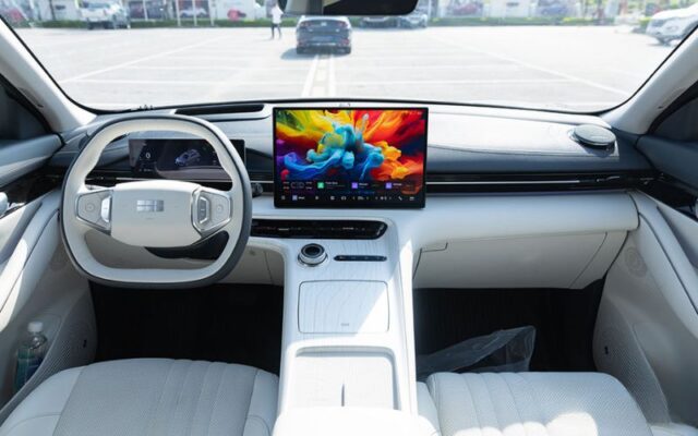 Giá bán và đối thủ cạnh tranh của Geely EX5